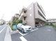 静かな通りと周辺の建物