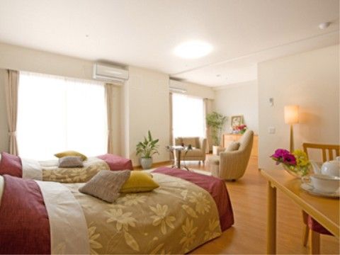 大きな窓や明るい色合いの広いお部屋である。ご夫婦様での入居仕様となっており、自宅感覚でのスタイルで過ごせる場所となっている。