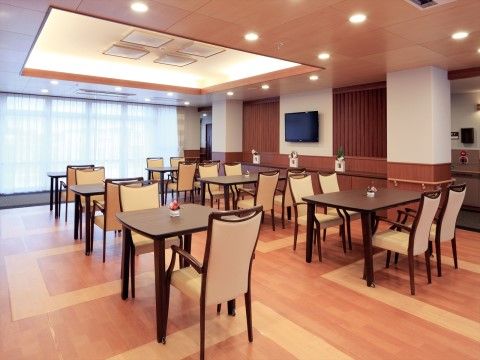 「ニチイホーム 江戸川」のリビング＆ダイニング。ゆとりある広さの食堂。
