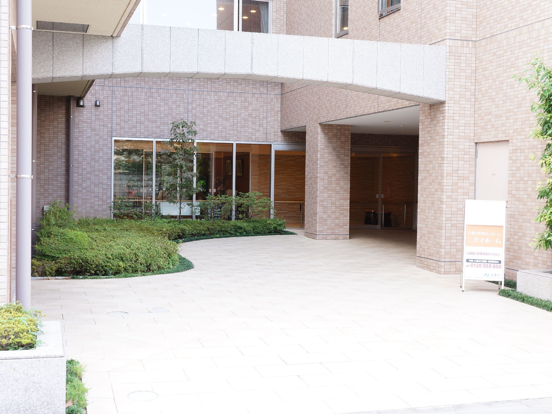 エントランスの左側には、美しく手入れされた緑の花壇が設置されている。色々な草木が植えてあり自然あふれる景観となっている。