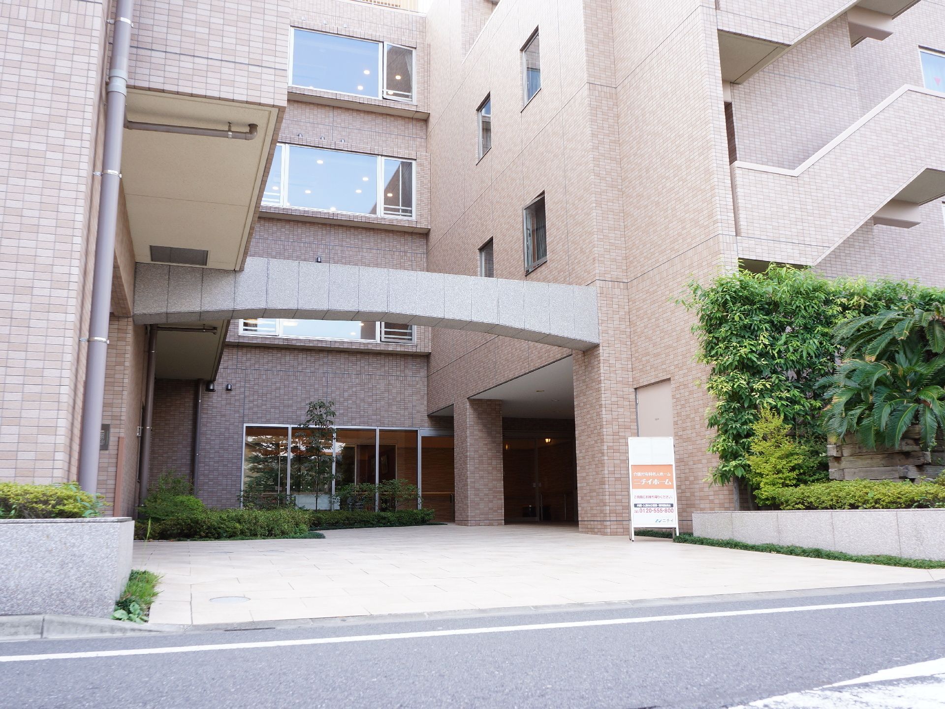 「ニチイホーム 江戸川」のエントランスホール。ソファを配置している。