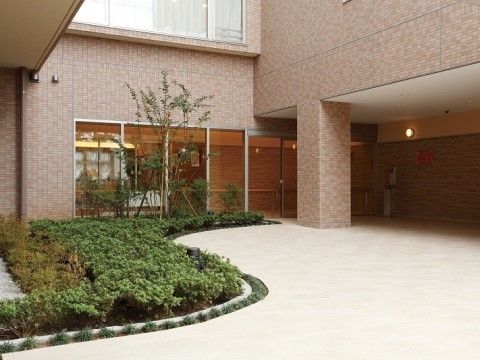 「ニチイホーム 江戸川」のエントランス。緑を配した癒しの空間づくりを行っている。