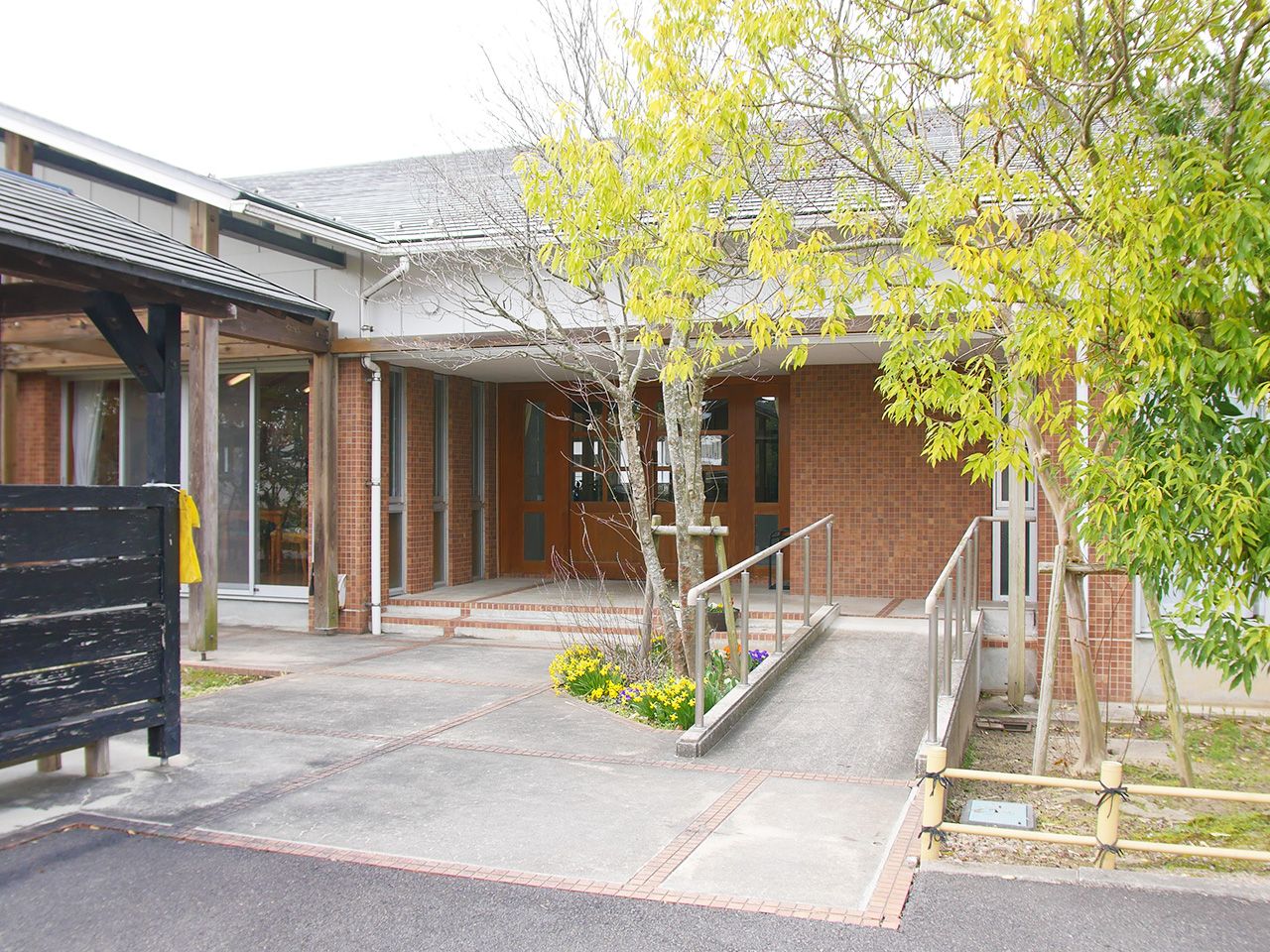 明るい入口の施設外観