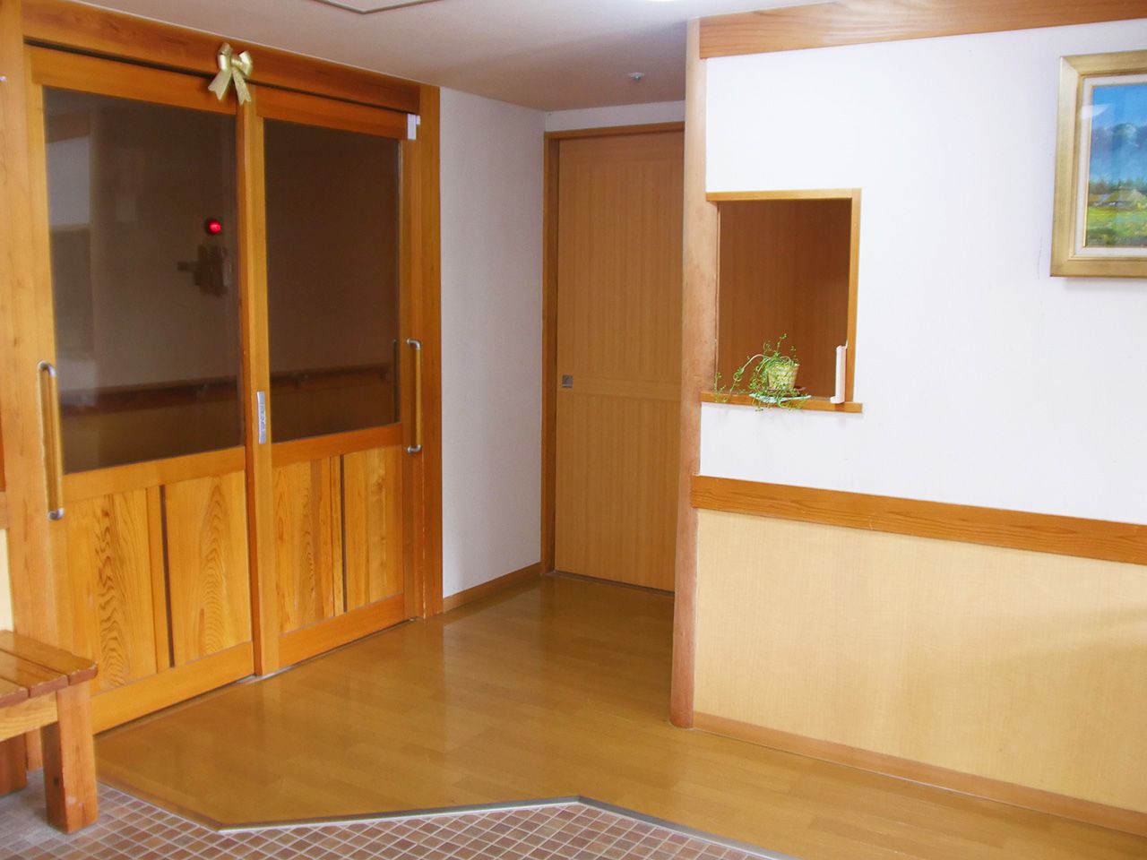 木目調の明るい廊下