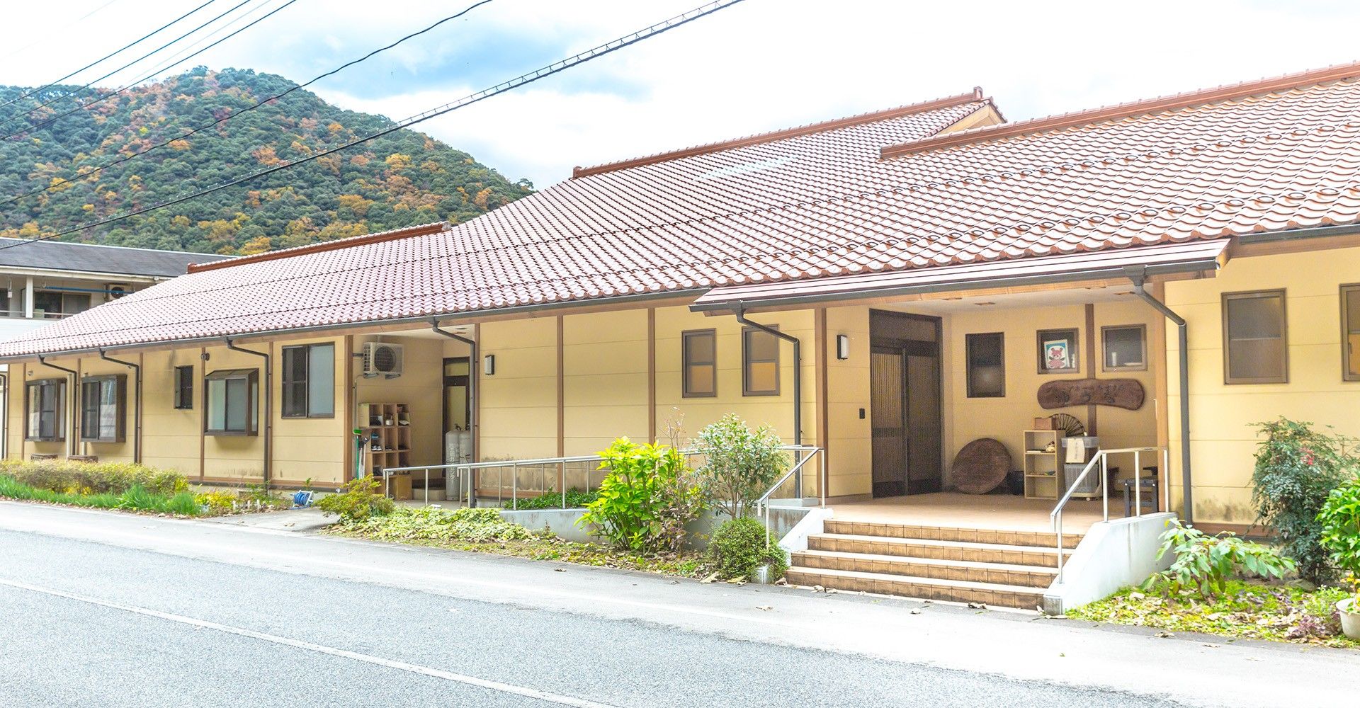 ゆったりとした入口の建物