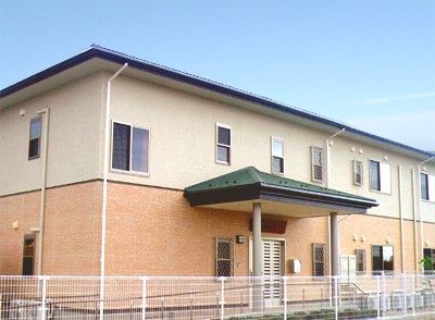 明るく広々とした施設外観