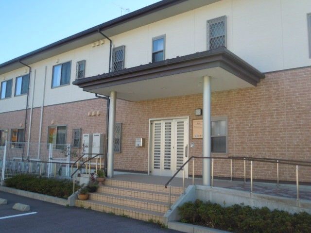 明るく清潔な建物の入口