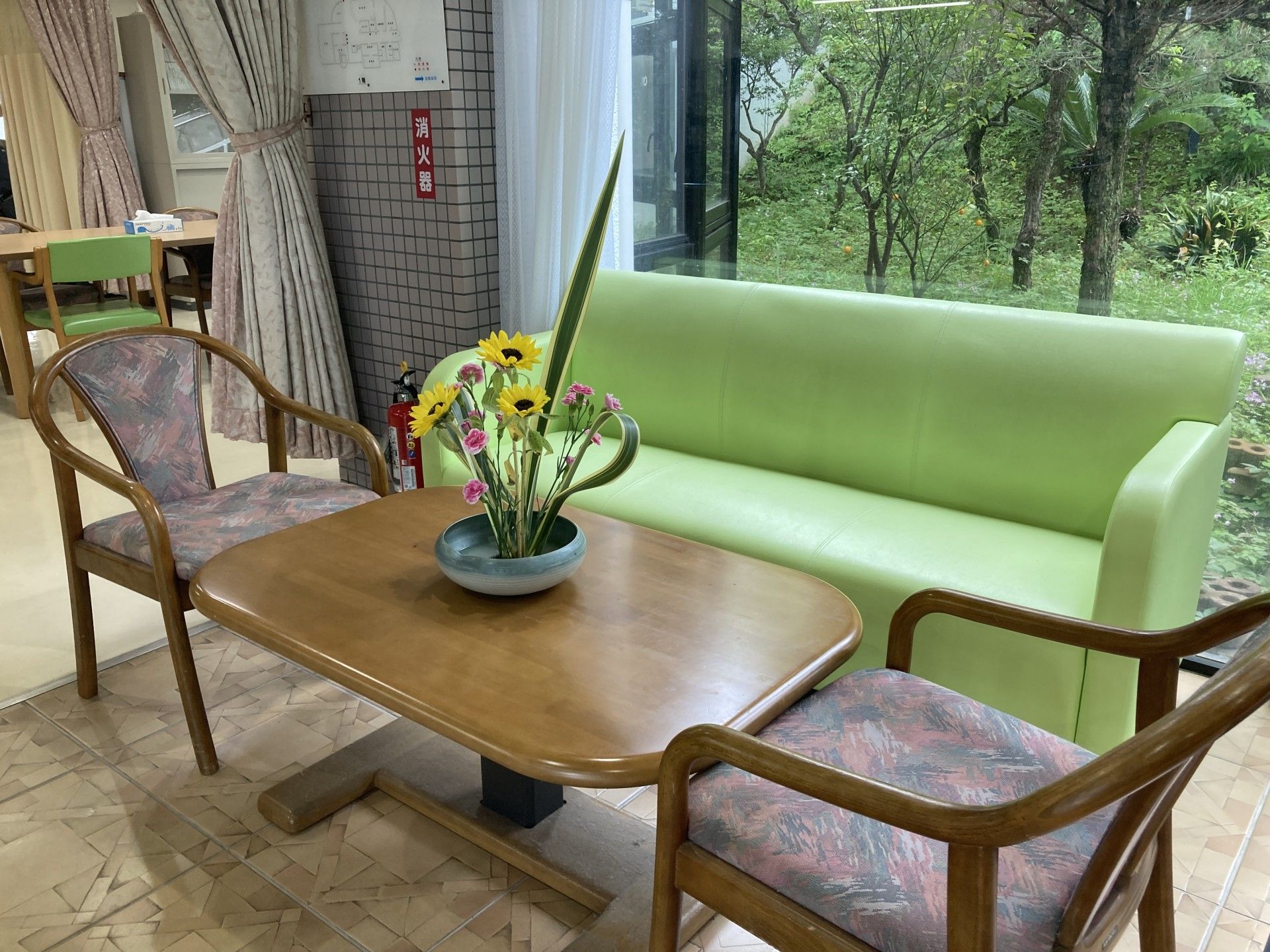 緑のソファとテーブル