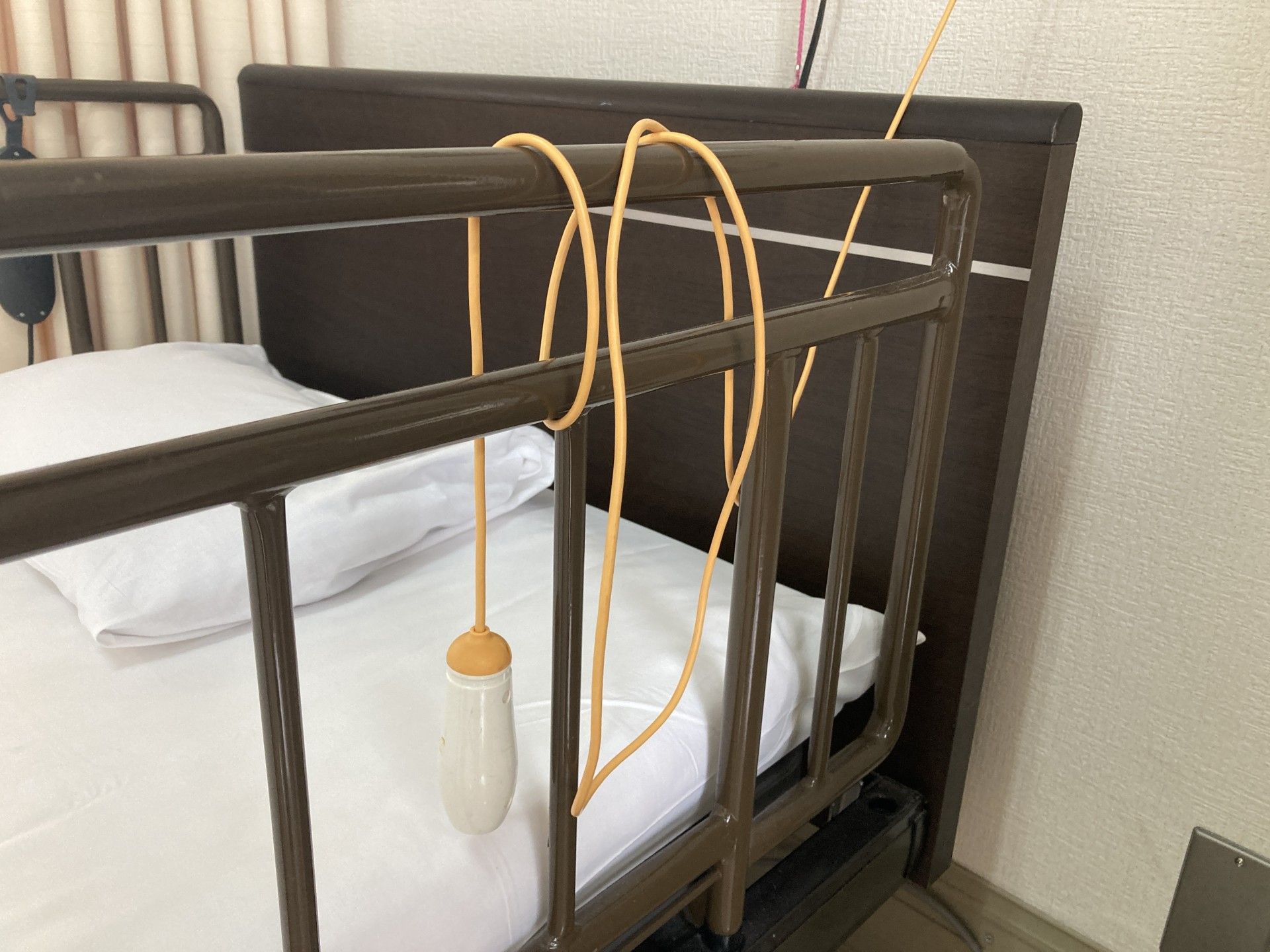 ベッドの手すりとナースコール