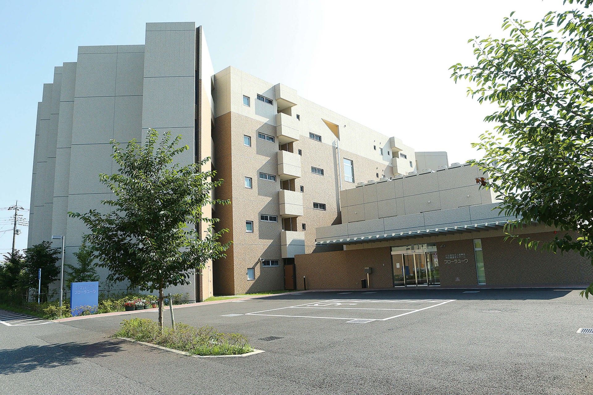 広々とした建物のエントランス