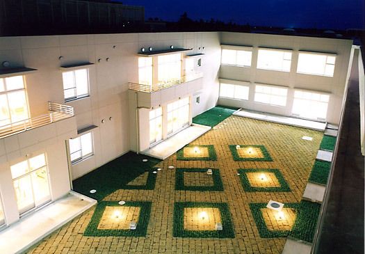 夜の照明が美しい中庭