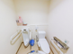 手すり付き清潔なトイレ空間