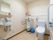 白を基調とした清潔感あふれる広々とした共用トイレである。洋式便器のほかに、小便器や洗面台が設置されている。