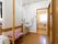 奥にトイレがあり、その手前に洗面台が設置されている。洗面台の横には作り付けのベンチがあるのも見える。