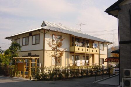 明るい外観の建物
