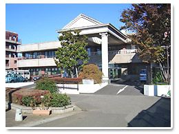 明るい入口の建物