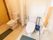 ２台の洋式便座を完備した、トイレである。仕切りカーテンがセットされている。それぞれに手すり、滑り止めマットが置かれている。