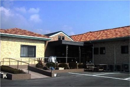 赤い屋根の建物外観