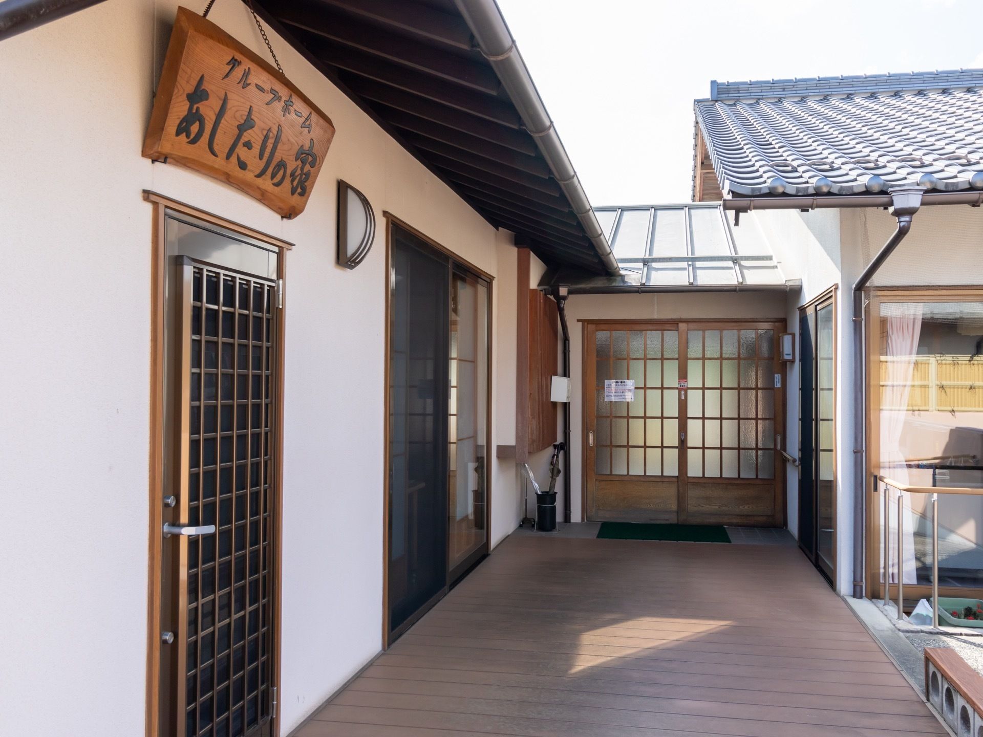 住宅のような印象の建物のエントランスは、バリアフリーの構造となっている。１階建ての平屋作りなので、太陽がよくあたり明るい。