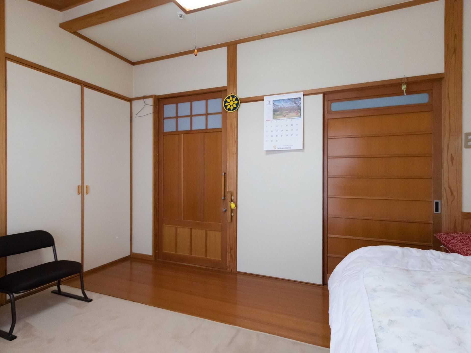 和風のしつらえになった居室は、落ち着いた雰囲気である。扉横に手すりが設けられるなど、安全に配慮された造りになっている。