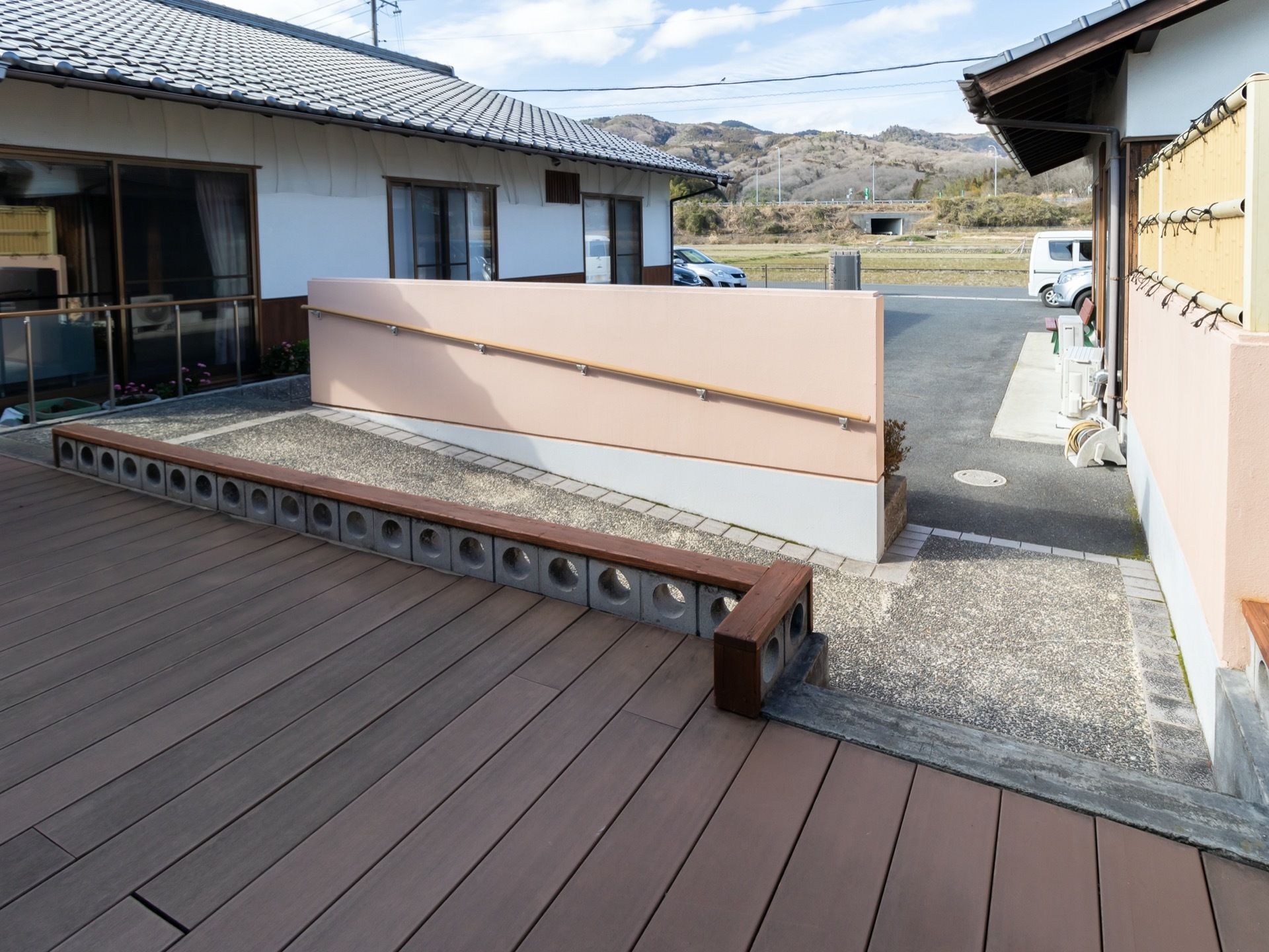 瓦屋根の１階建ての建物は、住宅のような雰囲気となっている。建物へはスロープが確保されているので、バリアフリーでストレスなく移動できる。
