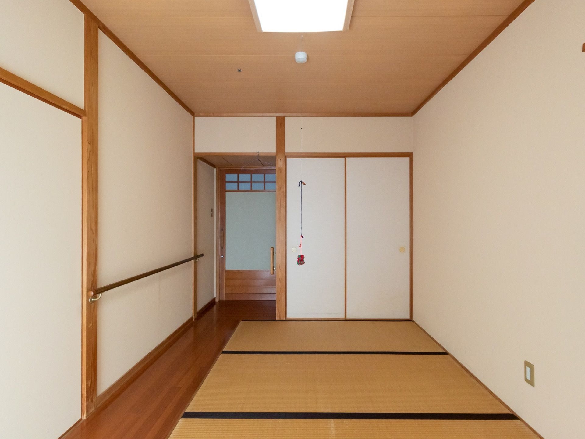 畳敷きで和風のつくりの居室は、すっきりとしている。室内の壁に手すりを設けているので、移動や立ち座りに不安がある方も体を支えることができる。