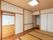 畳敷きの広々とした和室である。出入口はスライド式の扉になっており、開け閉めしやすい。手前の扉はトイレである。