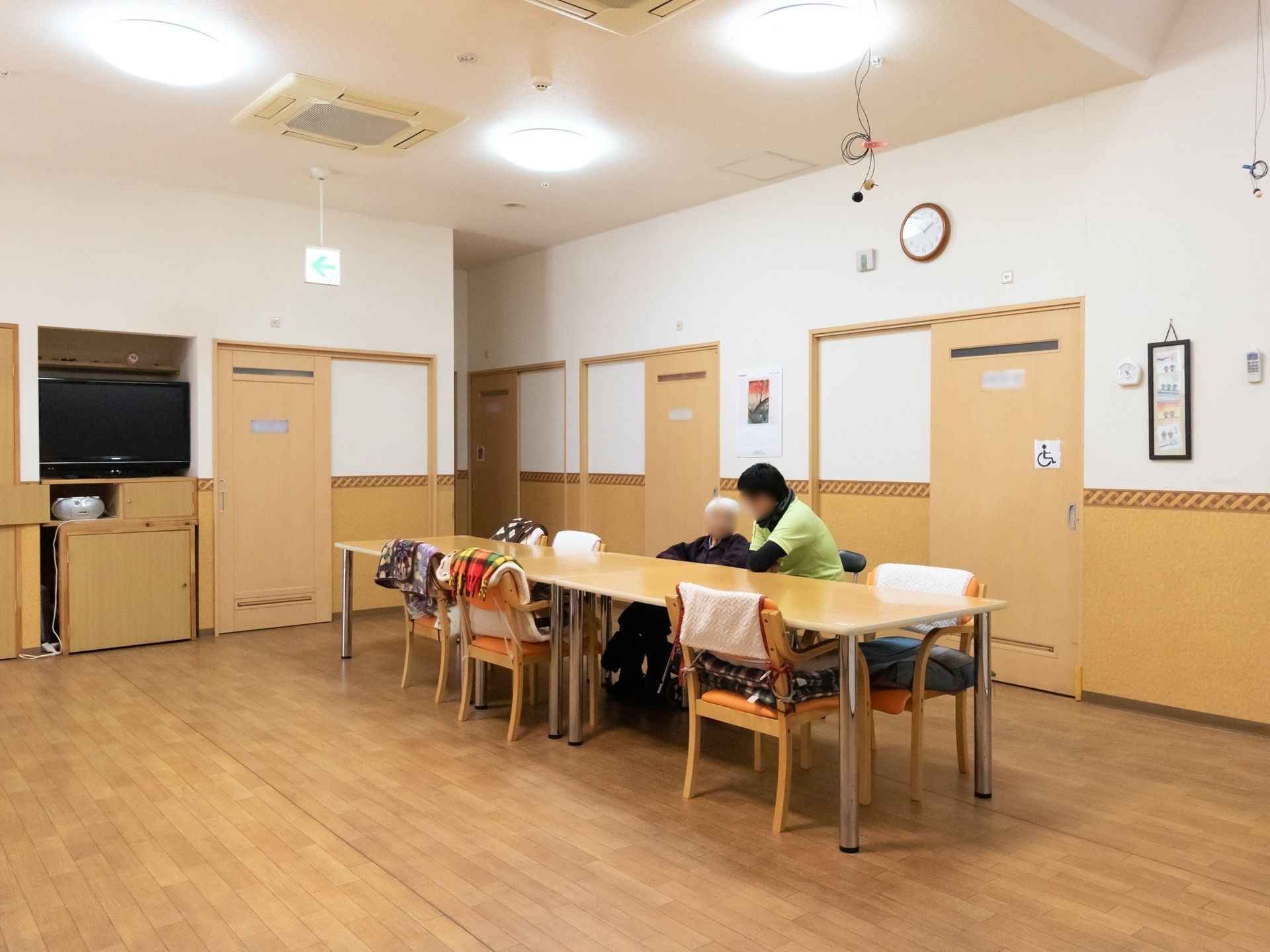 通路途中に設けられている開放的なリビングスペースで、前方にテレビやラジカセが設置されている。天井には、空調設備や照明が取り付けられている。