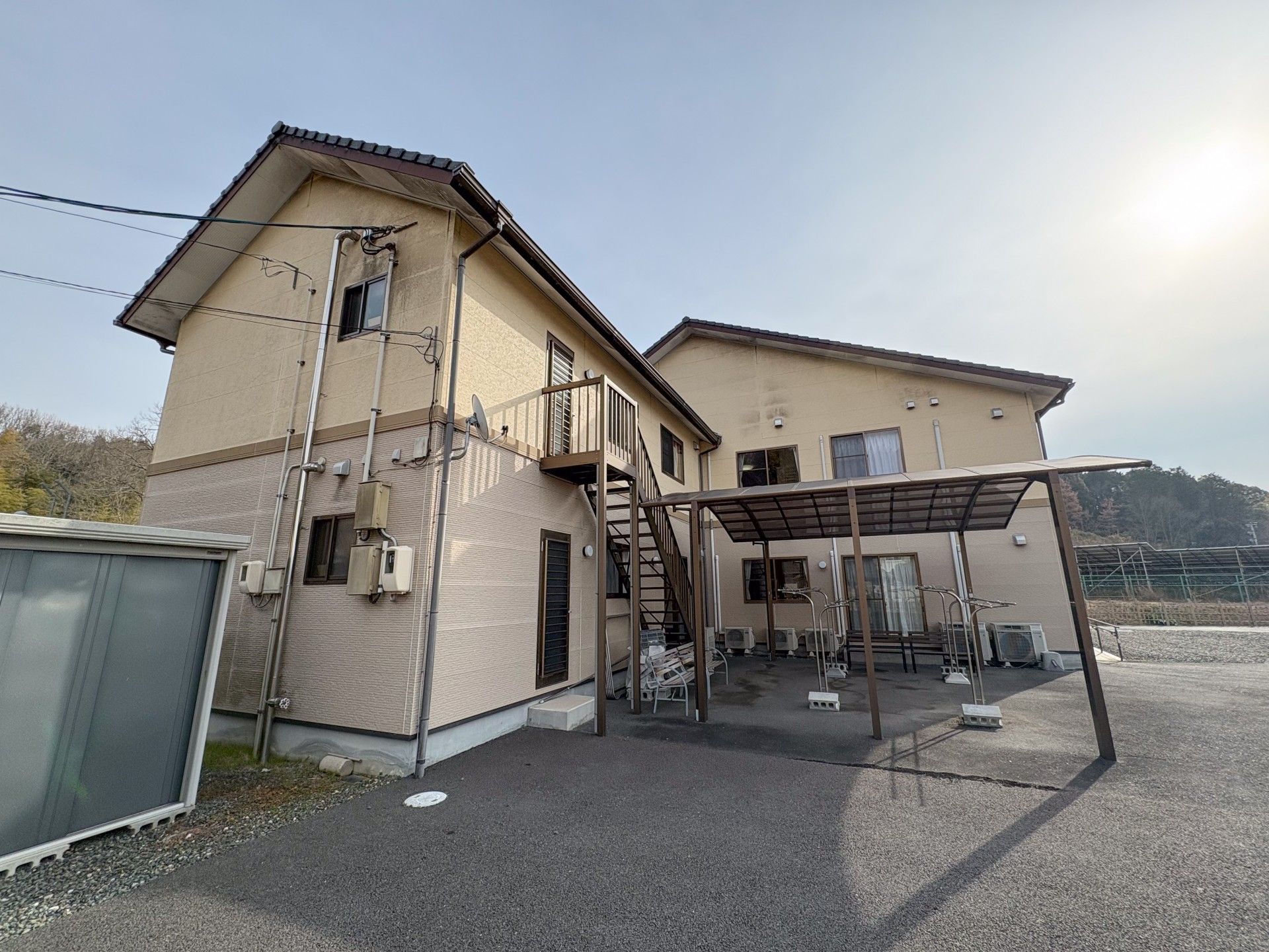 建物の外観と駐輪場