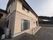 建物外観と手すり付き通路