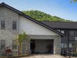 緑に囲まれた建物の外観