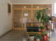 介護施設の屋外通路と植物
