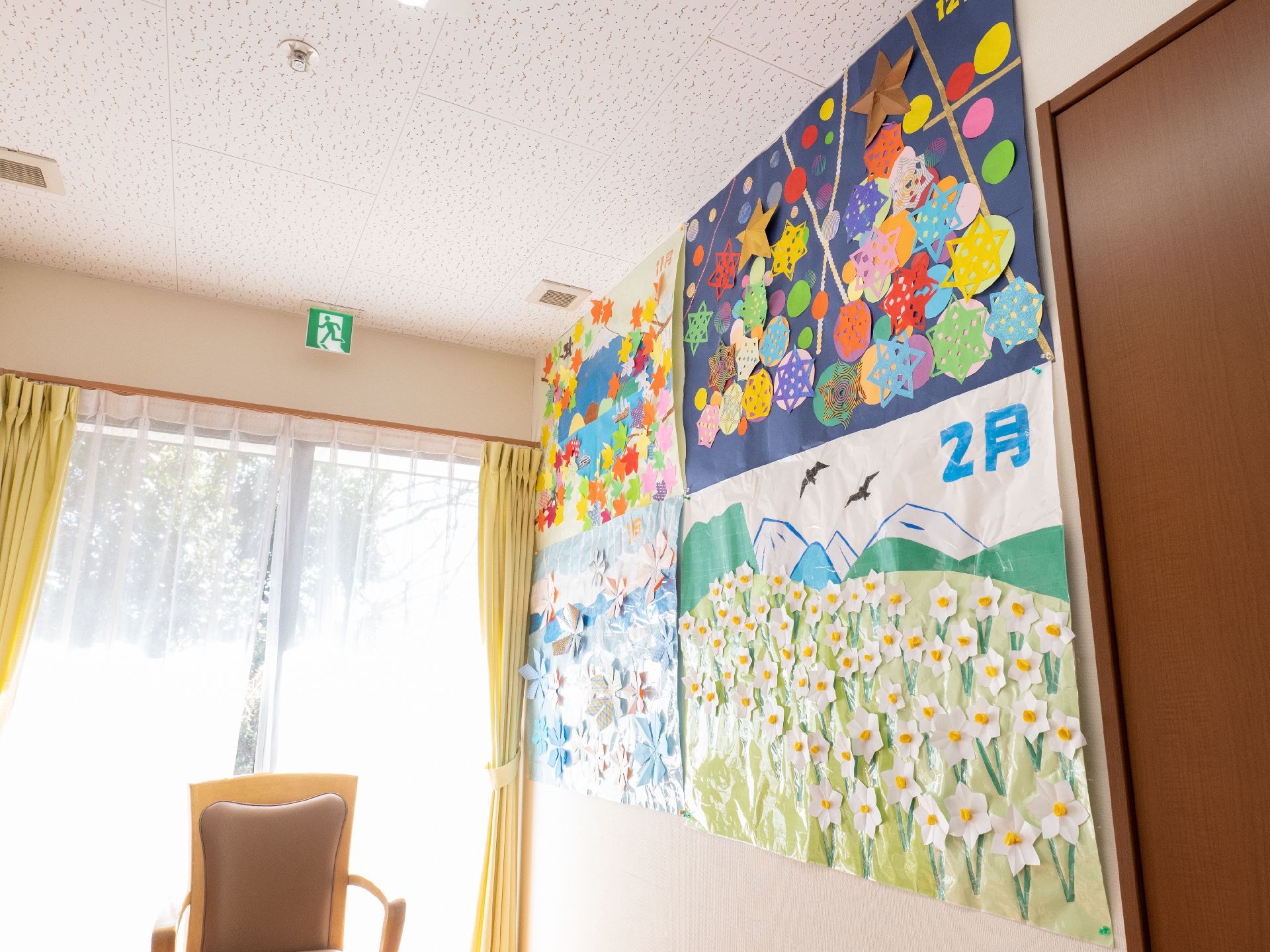 紙で作った絵が飾られた共用スペース