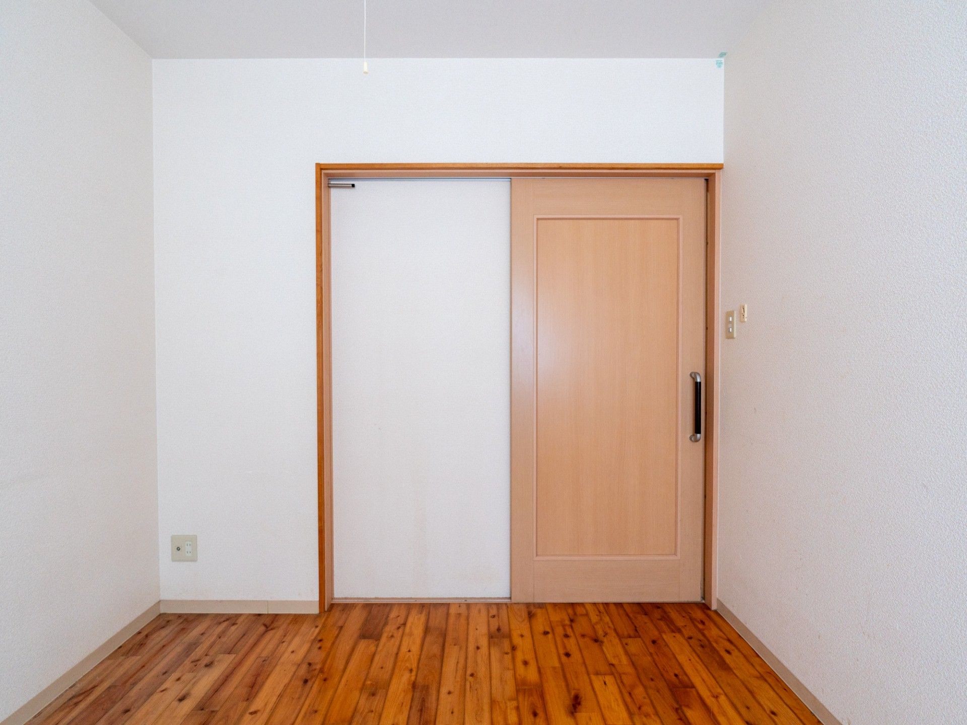 広々とした明るい部屋の入口