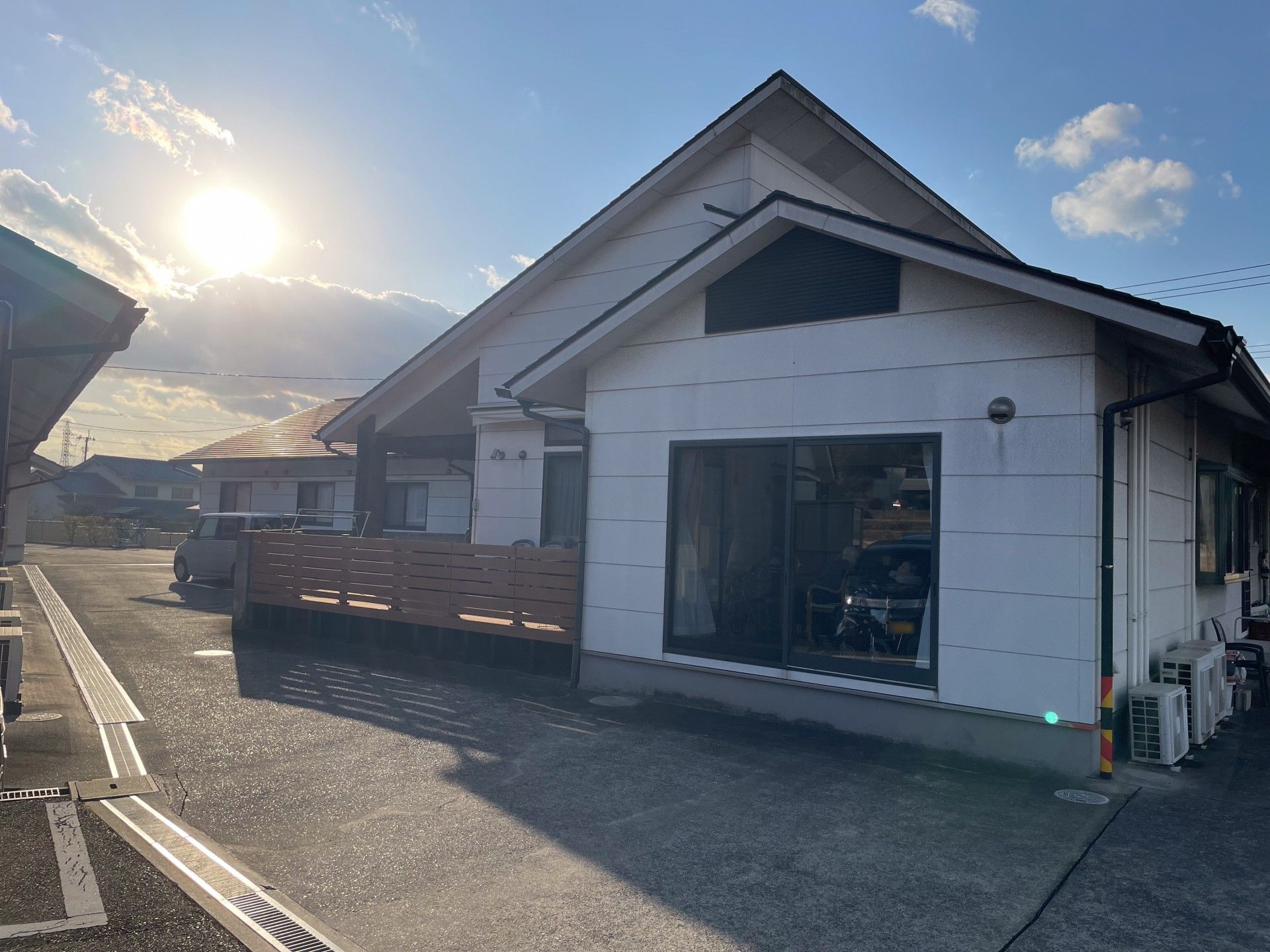 夕日が差し込む建物外観