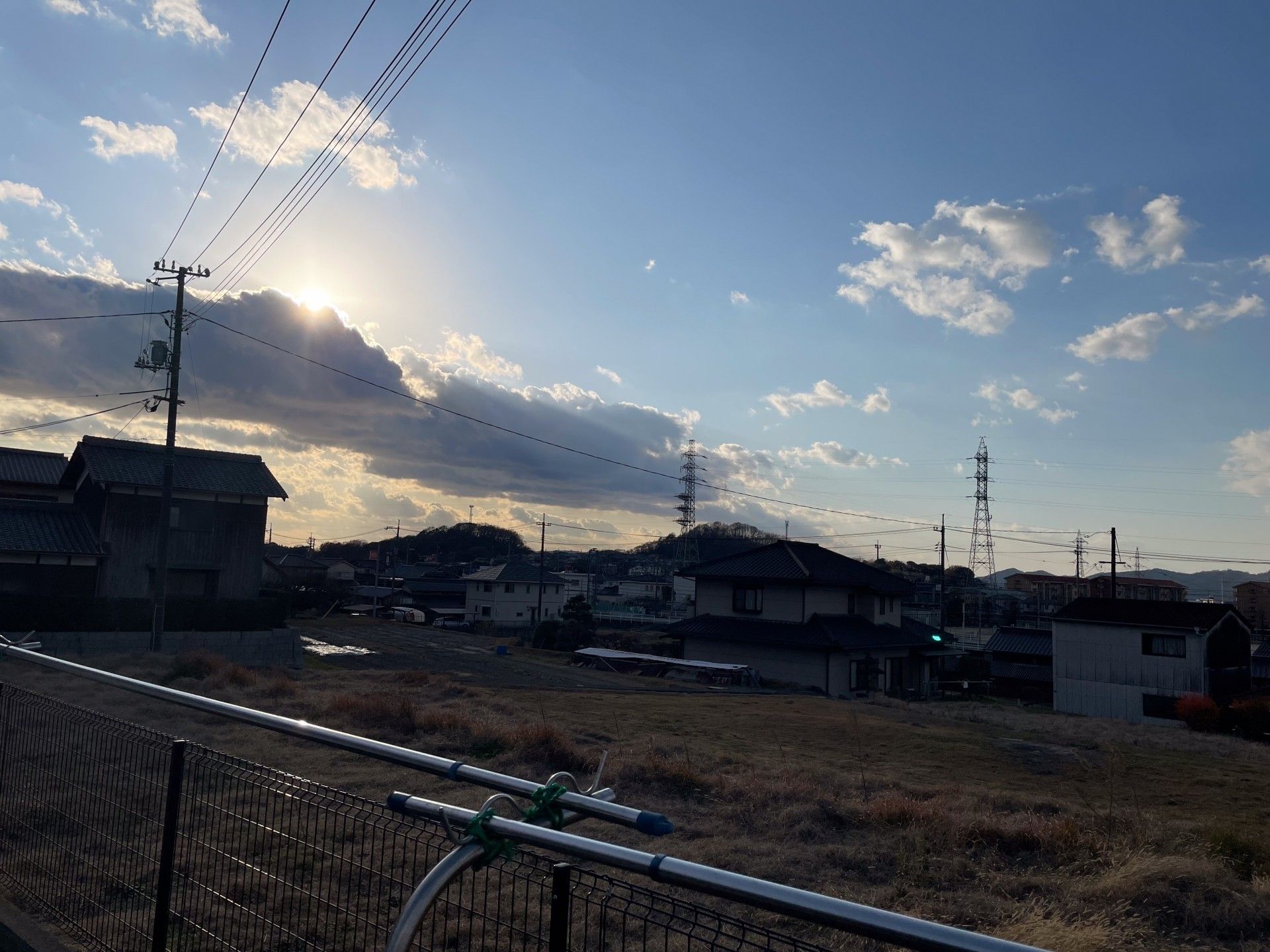 夕暮れの住宅街の風景