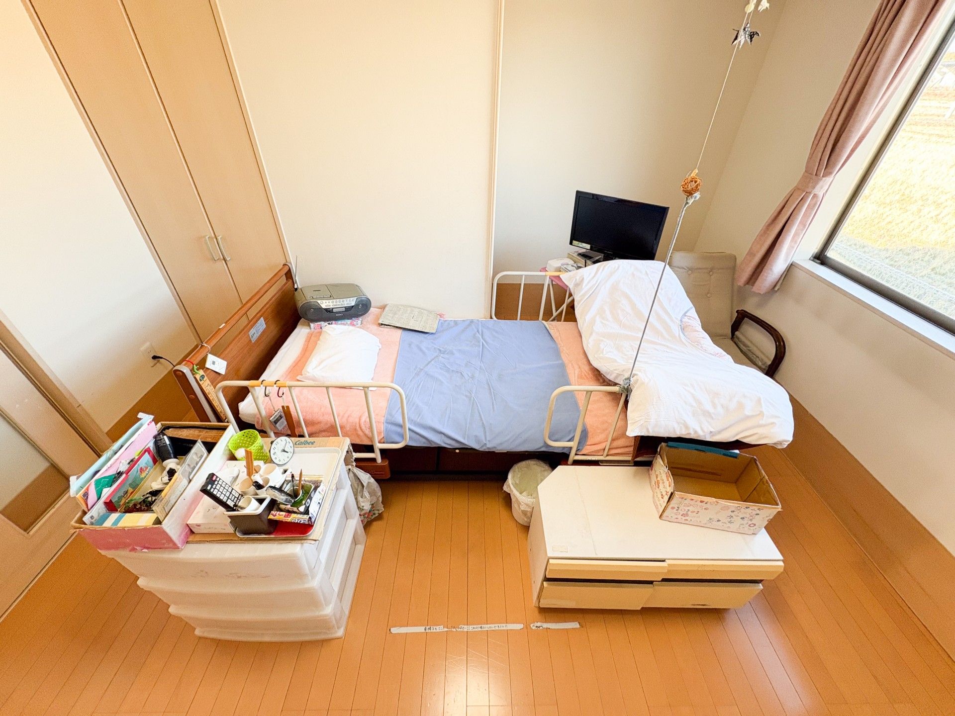 居室のベッドと収納