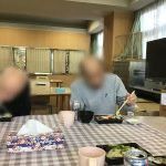 食事を楽しむ様子の部屋
