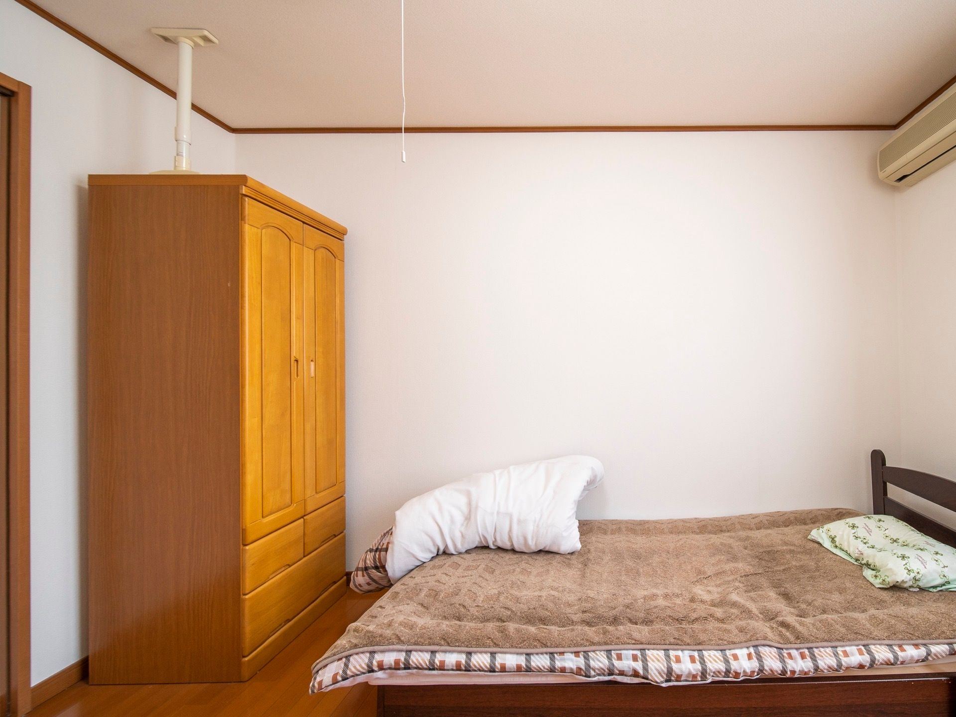 居室はフローリングでフラットな造りになっている。エアコンが利用できるため、入居者様は快適な室温で過ごされている。