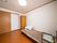 居室にベッドやタンスを設置して、入居者様が過ごしやすい部屋にしている。シーリングライトには、明るさを調節する紐が付いている。