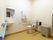 広々としたトイレの中に、洋紙便器と緊急呼出しブザー、洗面台、大きなゴミ箱などが備え付けられている。壁には手すりも設置されている。