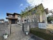 緑豊かな建物の外観