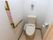 温水洗浄便座を備え付けた洋式のトイレが１つあり、横の壁にＬ字型の手すりがある。奥の壁には便座の消毒剤も設置されている。