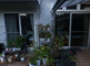 施設の屋外デッキと植物