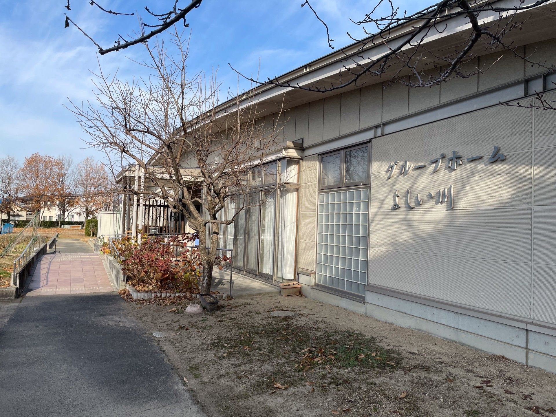 建物の外観と庭