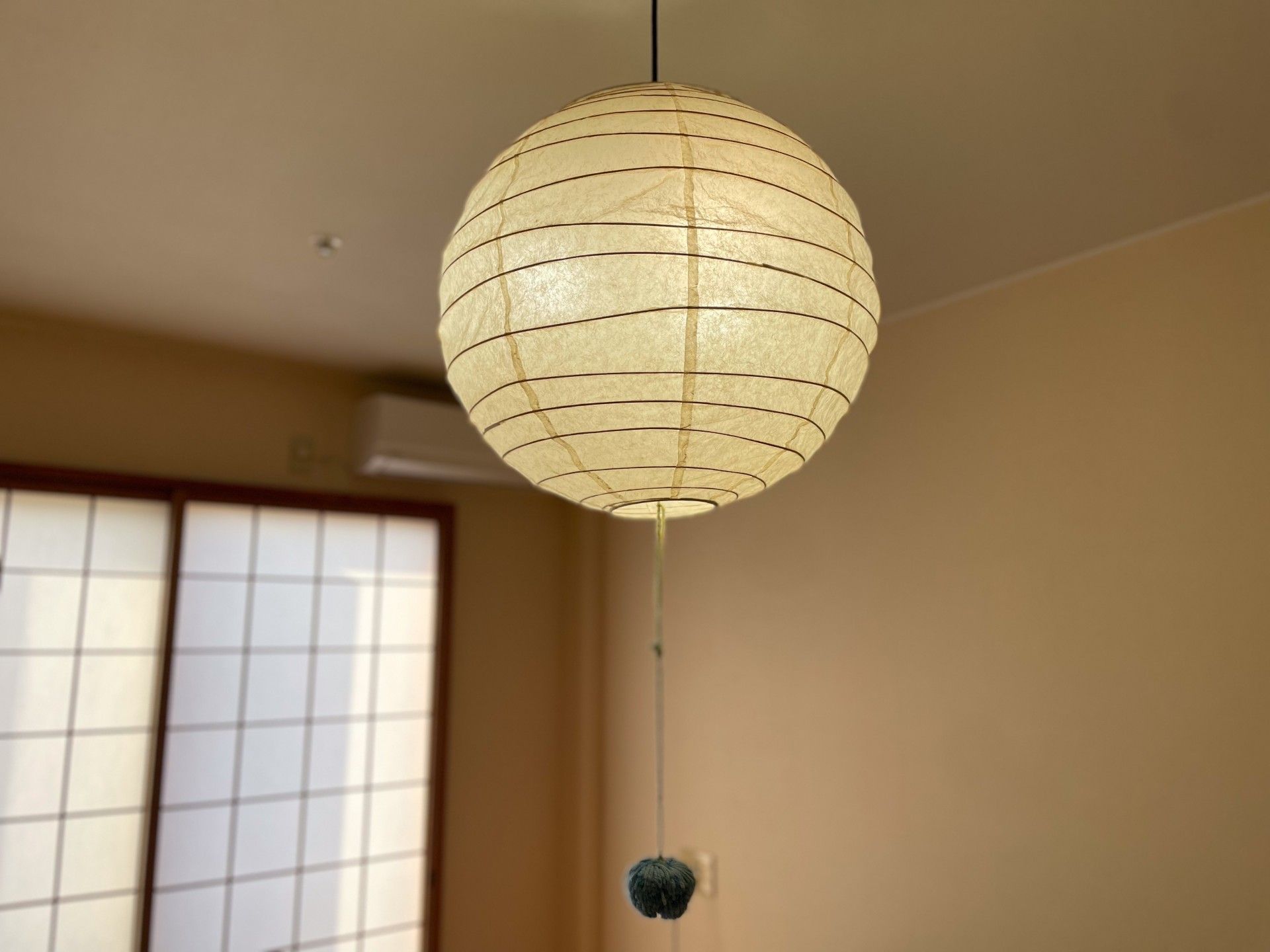 和風の照明と障子の部屋