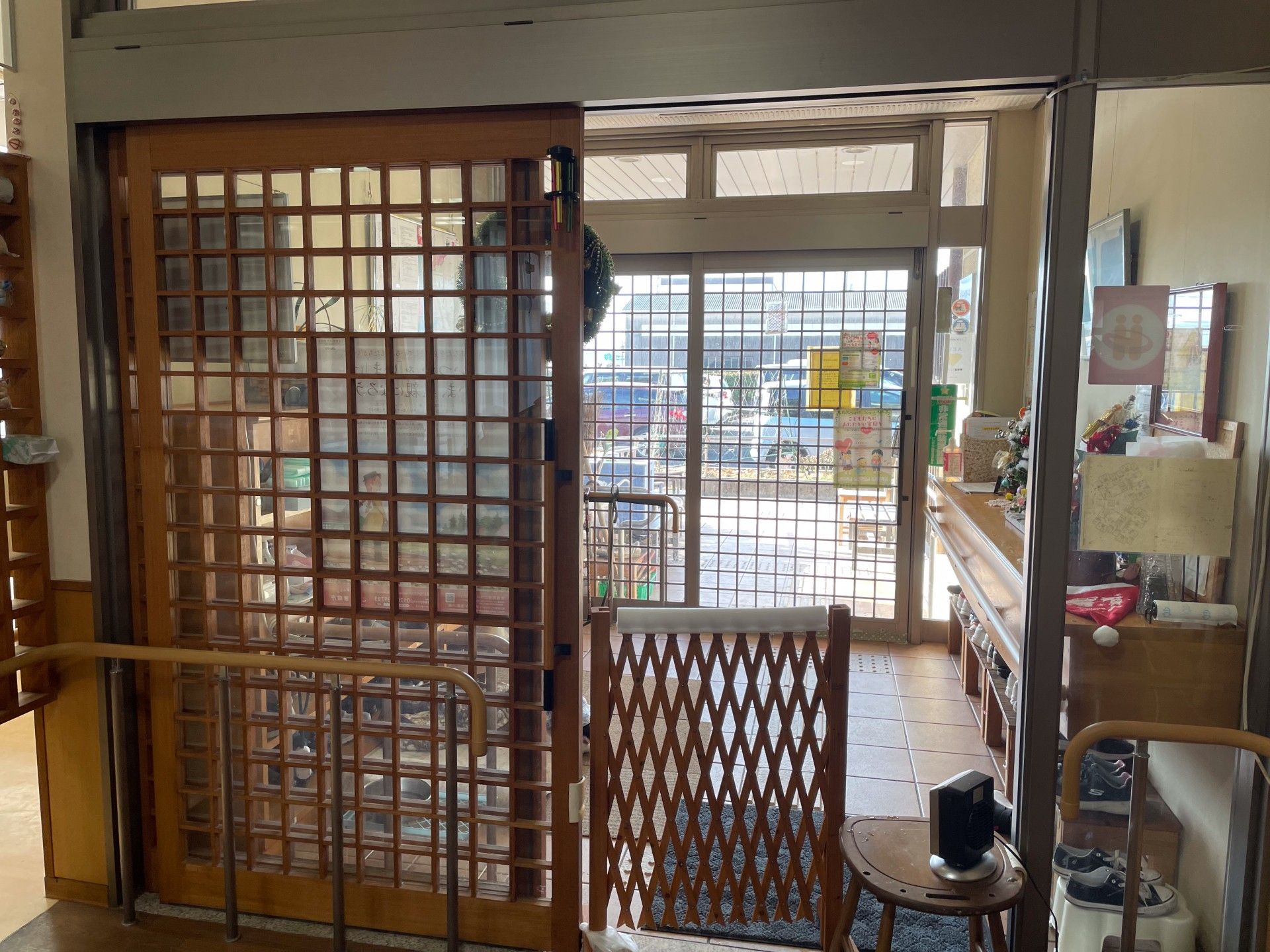 木製の格子戸のある玄関
