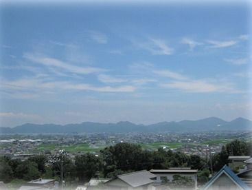 緑が多く自然に恵まれた地域。住宅も適度にあり、のどかな風景が広がっている。