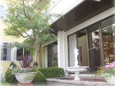 １階の窓は大きく、庭への出入りが自由にできる。庭の木はよく手入れされていて、清潔感がある。