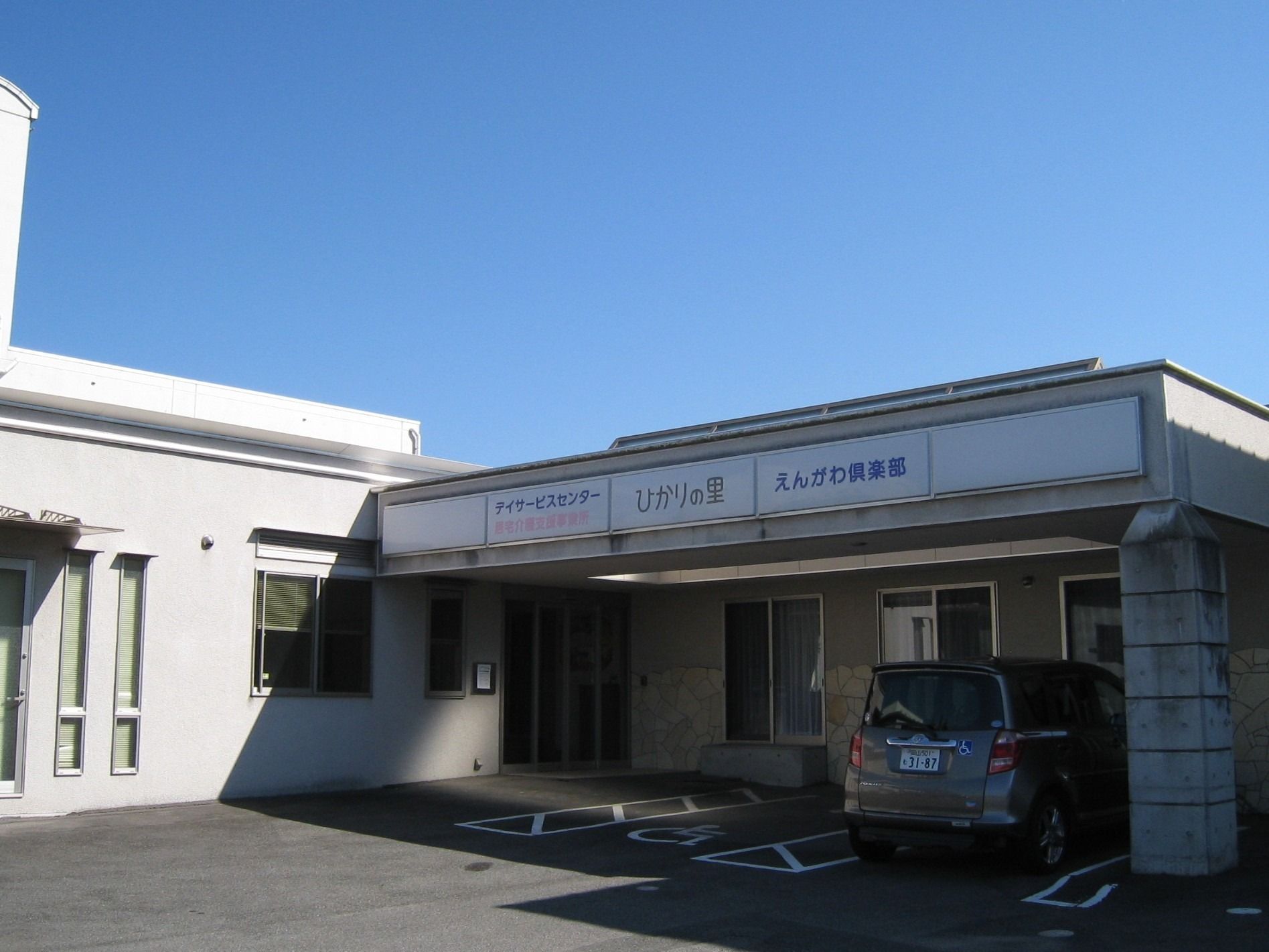 建物の正面玄関